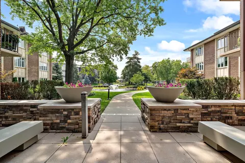 4 Oak Brook Club Dr #F302, Oak Brook, IL 60523