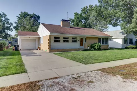 807 E Pinzon St, Tuscola, IL 61953