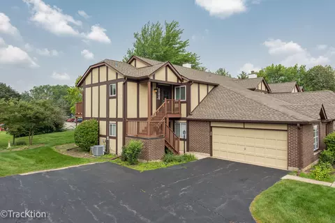 378 Sandhurst Cir #8, Glen Ellyn, IL 60137