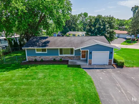 1007 W Meadowlark Dr, Mchenry, IL 60051