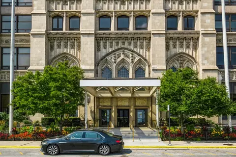 680 N Lake Shore Dr #913, Chicago, IL 60611