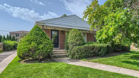 6815 W Oakton Ct, Niles, IL 60714