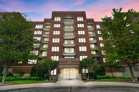 390 S Western Ave #405, Des Plaines, IL 60016