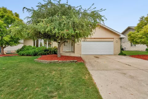 1330 E Dunslow Ln, Lockport, IL 60441