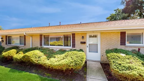 833 Valley Stream Dr #C, Wheeling, IL 60090 photo 2