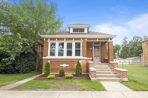 9036 S Kingston Ave, Chicago, IL 60617