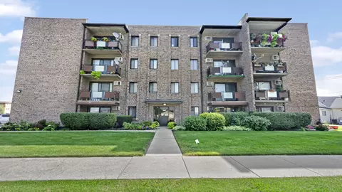 7945 S Oketo Ave #207, Bridgeview, IL 60455