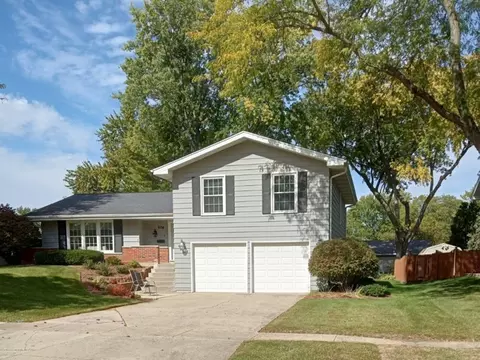 21 W604 Monticello Rd, Glen Ellyn, IL 60137