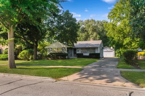 412 Mckinley Ave, Libertyville, IL 60048