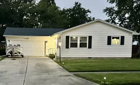 2 Supreme Ct, Le Roy, IL 61752
