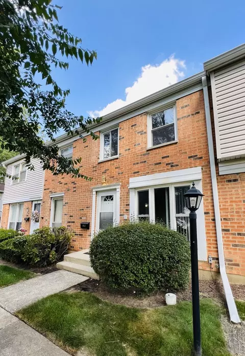 2142 Greenwood Ct #2142, Streamwood, IL 60107