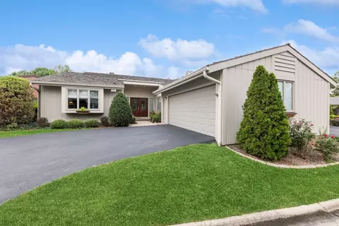 96 Briarwood Cir, Oak Brook, IL 60523