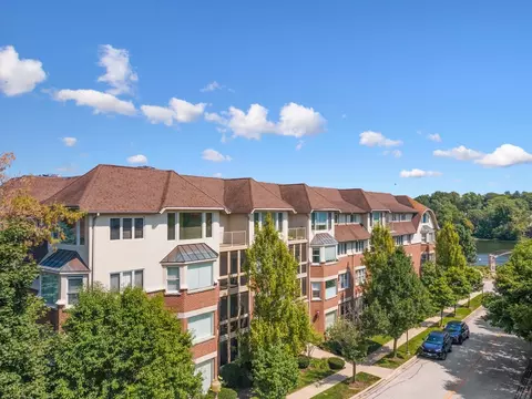 200 N River Ln #406, Geneva, IL 60134