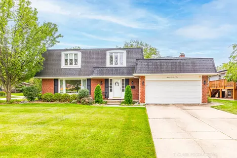 18 W101 Belair Ct, Darien, IL 60561