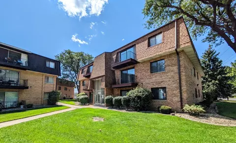4833 W 109th St #101, Oak Lawn, IL 60453