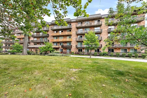 8025 Woodglen Ln #106, Downers Grove, IL 60516
