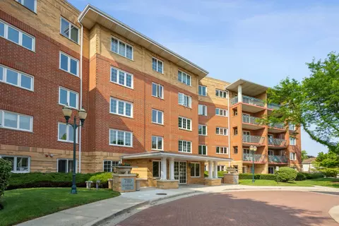 710 Creekside Dr #401, Mount Prospect, IL 60056
