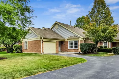 1217 Village Dr, Arlington Heights, IL 60004