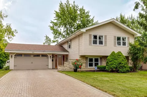 1325 N Oakmont Rd, Hoffman Estates, IL 60169