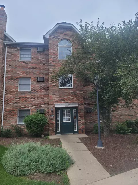 4404 W Shamrock Ln #2D, Mchenry, IL 60050