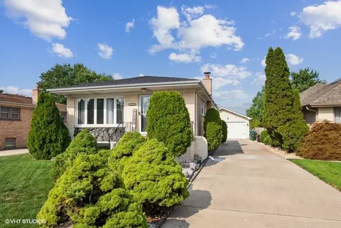 8320 Menard Ave, Burbank, IL 60459