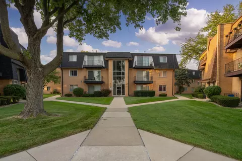4929 W 109th St #101, Oak Lawn, IL 60453
