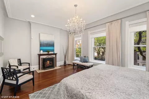 Bedroom - 67 E Cedar St, Chicago, IL 60611 photo 2 of 4
