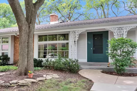 728 Carriage Hill Dr, Glenview, IL 60025