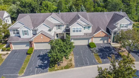 637 Creekside Cir, Gurnee, IL 60031