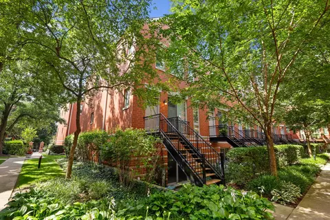 1541 W Henderson St #O, Chicago, IL 60657