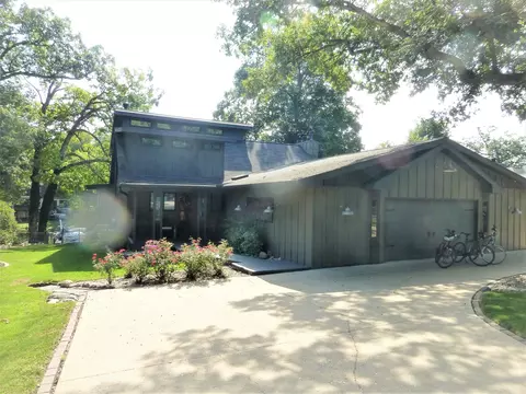 25306 Arrowhead Ln, Hudson, IL 61748