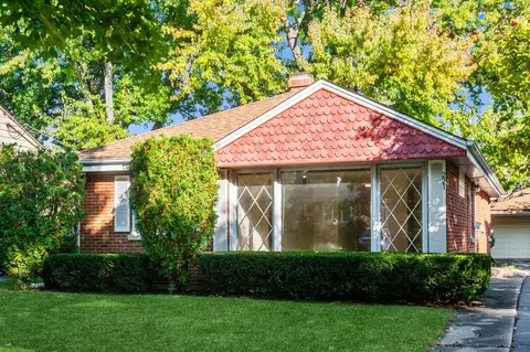 221 Nordica Ave, Glenview, IL 60025