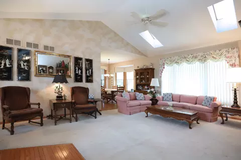 792 Red Barn Ln, Elgin, IL 60124 photo 4