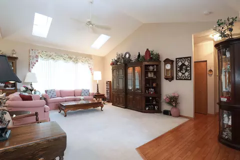 792 Red Barn Ln, Elgin, IL 60124 photo 3