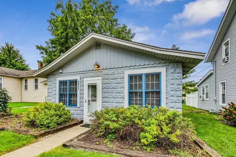 9817 Main St, Hebron, IL 60034