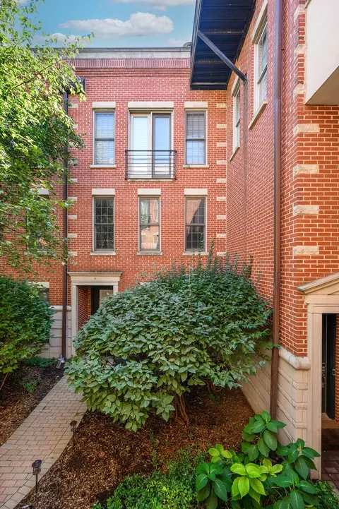 1229 W Madison St #R, Chicago, IL 60607