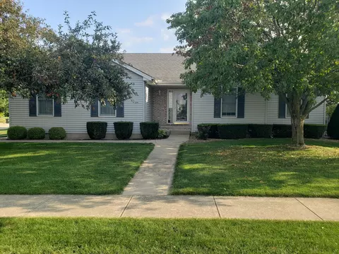 1244 Royal Pointe Dr, Bloomington, IL 61704
