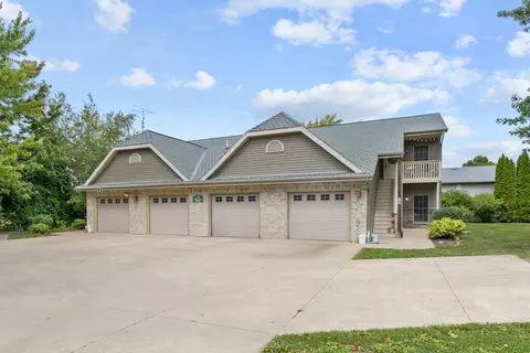 245 W Grove St #4, Capron, IL 61012