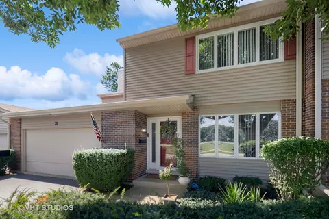 20 Pebblewood Trl, Naperville, IL 60563