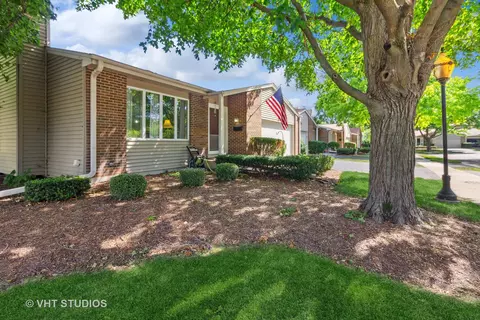 9 Pebblewood Trl, Naperville, IL 60563