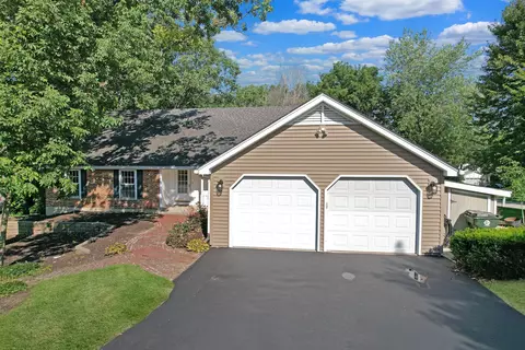 3100 Scenicwood Ln, Woodridge, IL 60517