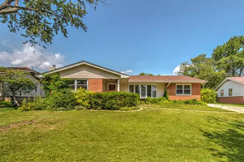 272 Edgeware Rd, Elk Grove Village, IL 60007