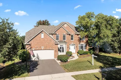 702 Chasewood Dr, South Elgin, IL 60177