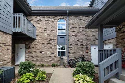 39 Foxcroft Rd #111, Naperville, IL 60565