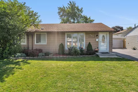 8877 S Main St, Hometown, IL 60456