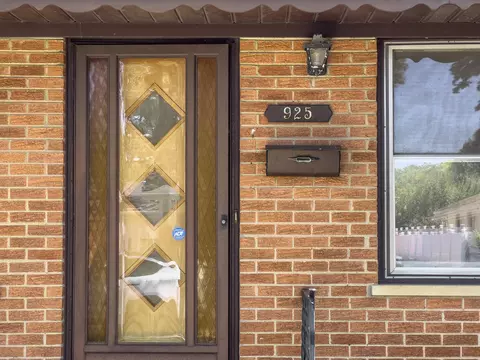 925 N Sumner St, Addison, IL 60101 photo 2