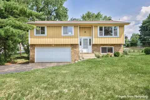 3214 Still Hill Dr, Mchenry, IL 60050