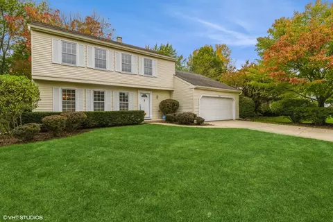 1233 Trinity Pl, Libertyville, IL 60048