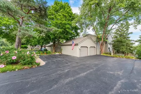 321 Shoreline Rd #B, Lake Barrington, IL 60010