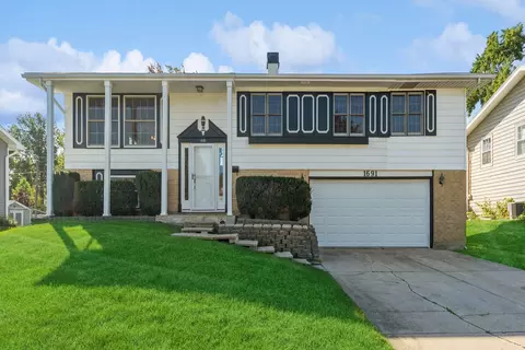 1691 Kingsdale Rd, Hoffman Estates, IL 60169